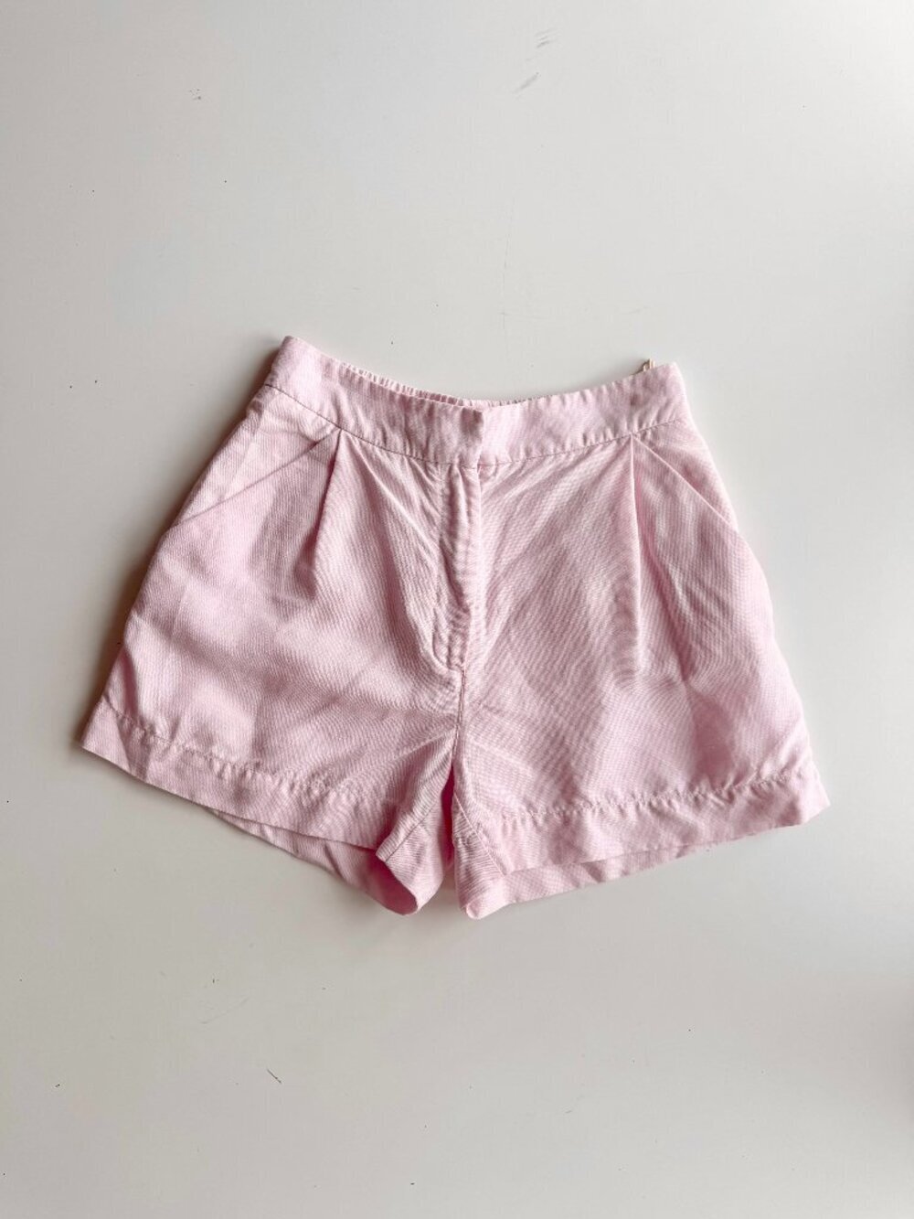 Aritzia WILFRED Fable Light Pink Lyocell Linen Blend Pleated Mini Shorts, Size 2